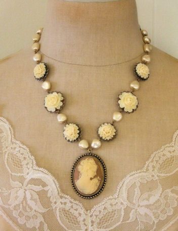 Vanilla blooms cameo necklace